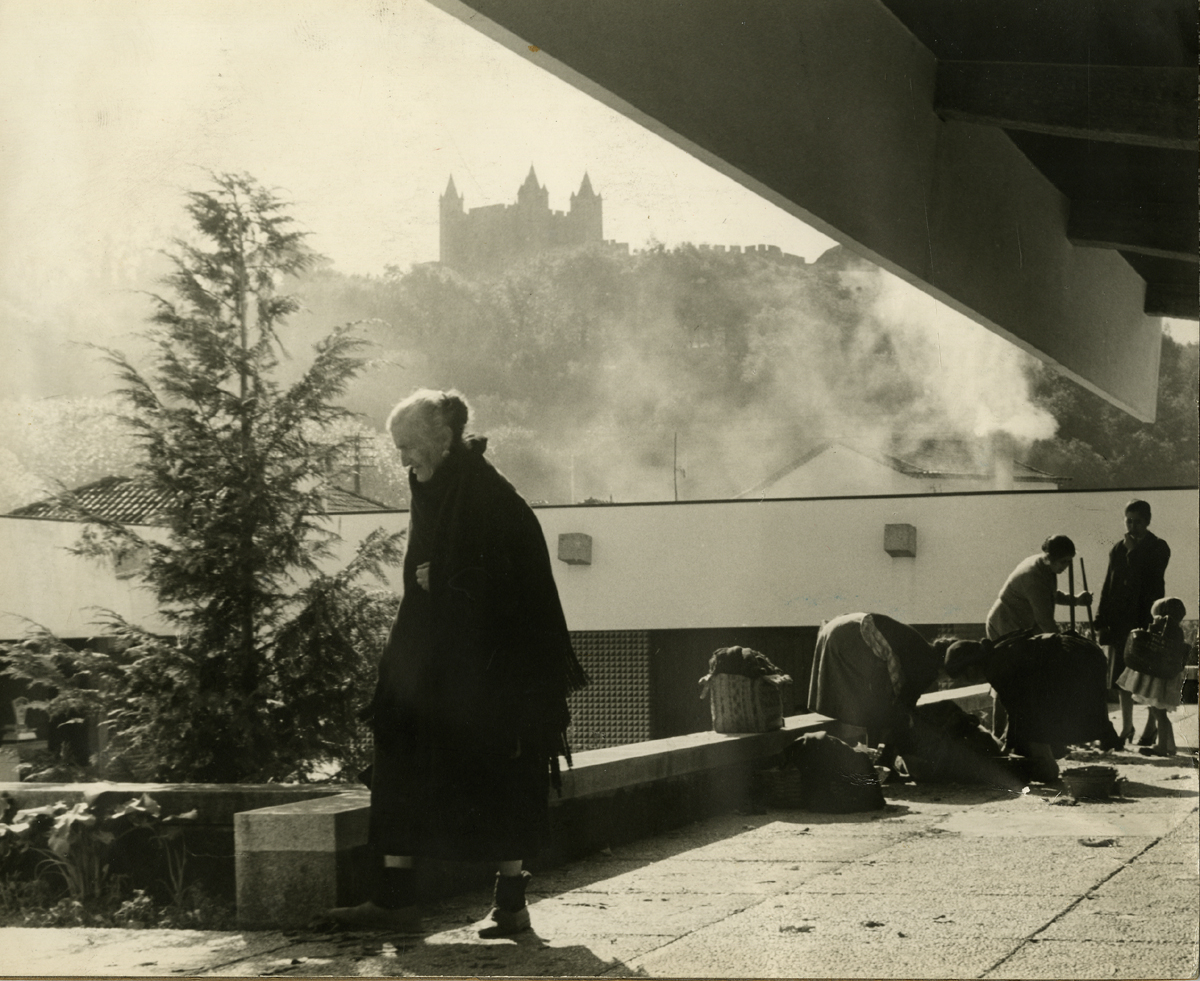Fernando Távora, Mercado de Vila da Feira (1959). Uma das fotografias que acompanha o artigo que Nuno Portas escreveu sobre Fernando Távora para o nº 71 da revista Arquitectura publicado em Julho de 1961.